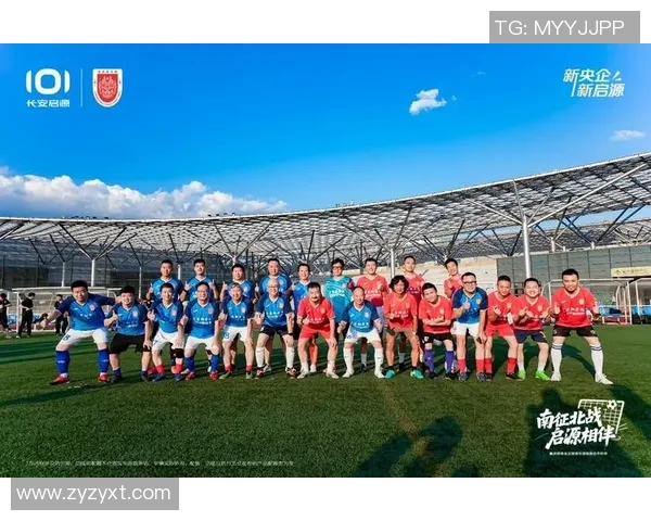足球明星热情欢迎新伙伴展现团结与友谊的精神 足球明星热情欢迎新伙伴展现团结与友谊的精神
